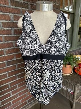 Sundance black/white floral/geometric V neck wide strap one piece swimsuit. Sz L